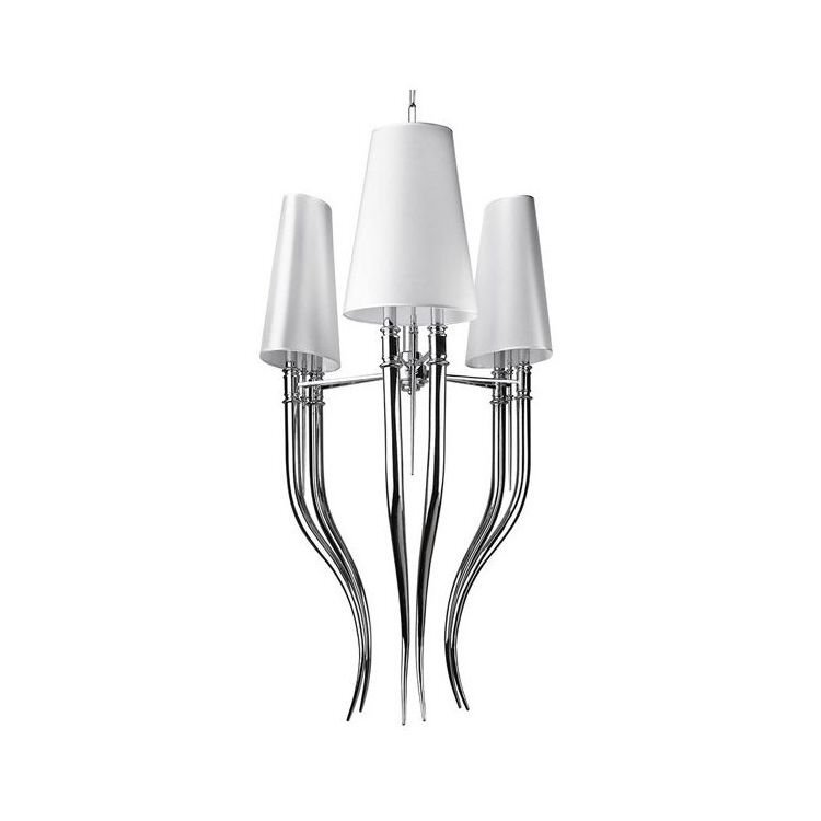 Lampa wisząca z trzema białymi kloszami w kształcie stożków, zamocowana na metalowej konstrukcji z zakrzywionymi ramionami. Konstrukcja ma srebrny, błyszczący kolor.