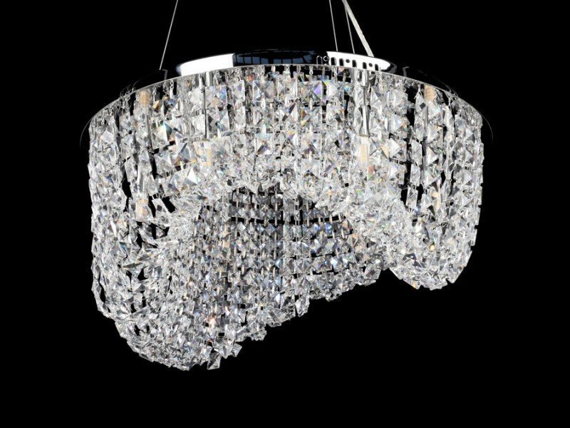 Lampa wisząca złożona z licznych kryształowych elementów, tworzących efektowną, falującą formę. Tło jest czarne, co podkreśla blask i przejrzystość kryształów.
