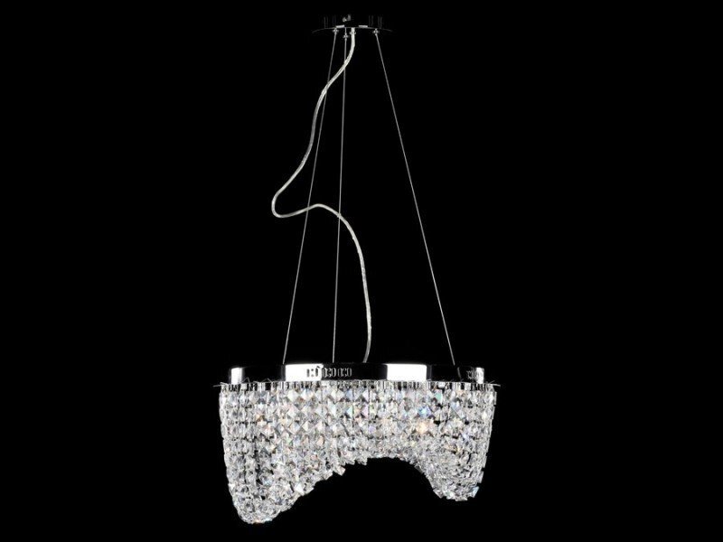Lampa wisząca z kryształowymi elementami, zawieszona na metalowych linkach, na tle czarnego tła. Konstrukcja ma błyszczące, chromowane wykończenie.