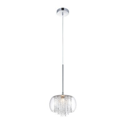 Lampa wisząca z metalowym, srebrnym kloszem o fakturze młotkowanej powierzchni, zawieszona na cienkim przewodzie z metalową podsufitką.
