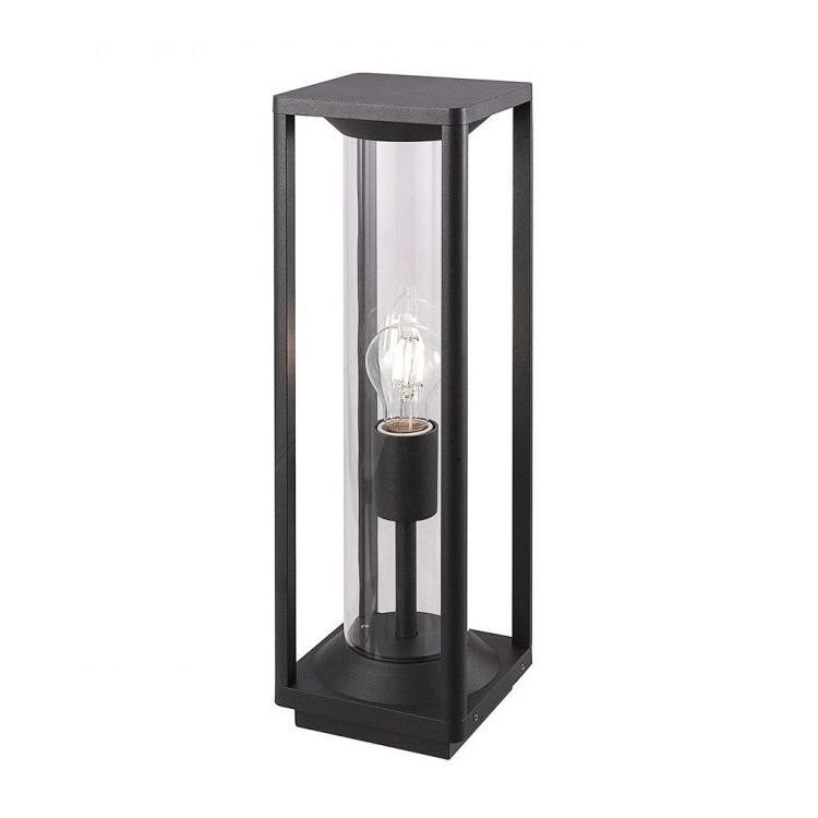 Czarna lampa zewnętrzna w formie słupka z przezroczystym kloszem, wewnątrz którego znajduje się żarówka. Konstrukcja jest prosta i nowoczesna, wykonana z metalu.