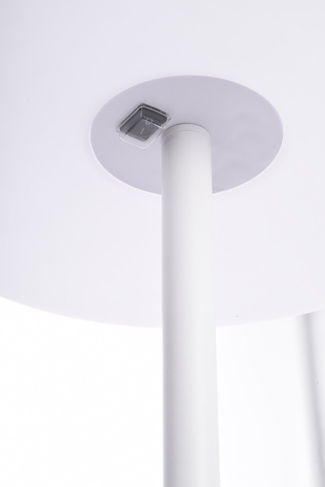Biała, zewnętrzna lampa stojąca z widocznym przyciskiem na spodzie klosza. Lampa ma prosty, nowoczesny design.