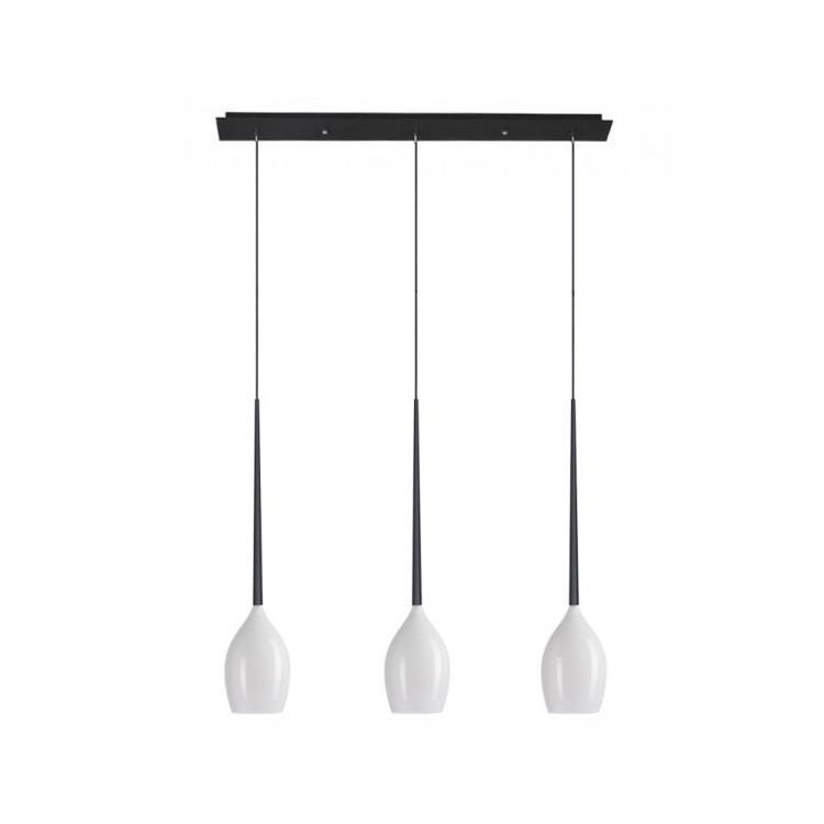 Na obrazie widoczna jest lampa wisząca z trzema białymi kloszami w kształcie kropli, zawieszonymi na cienkich, czarnych przewodach przymocowanych do prostokątnej, czarnej podstawy.