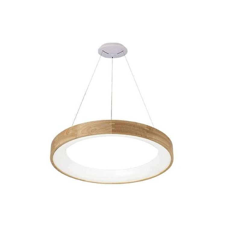 Lampa wisząca o okrągłym kształcie z drewnianym wykończeniem i białym wnętrzem, zawieszona na cienkich linkach.