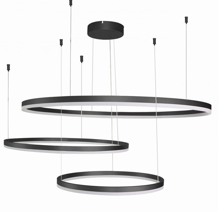 Na obrazie widoczna jest nowoczesna lampa wisząca LED składająca się z trzech okręgów o różnej średnicy, zawieszonych na cienkich przewodach. Lampa ma czarny kolor z białymi elementami wewnętrznymi.