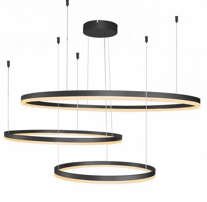 Na obrazie widoczna jest nowoczesna lampa wisząca LED składająca się z trzech okręgów o różnych średnicach, zawieszonych na cienkich przewodach. Okręgi emitują ciepłe światło, a całość ma minimalistyczny design.