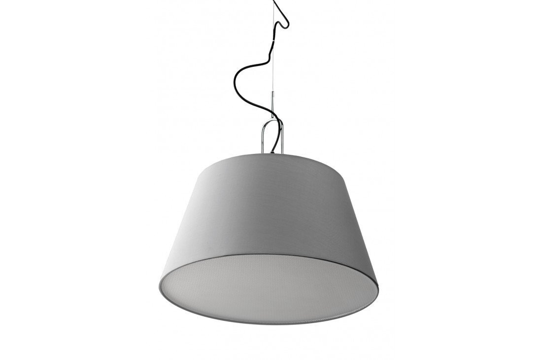 Na obrazie widoczna jest szara lampa wisząca o prostym, stożkowym kształcie z czarnym przewodem. Lampa ma gładką powierzchnię i jest zawieszona na cienkim kablu.