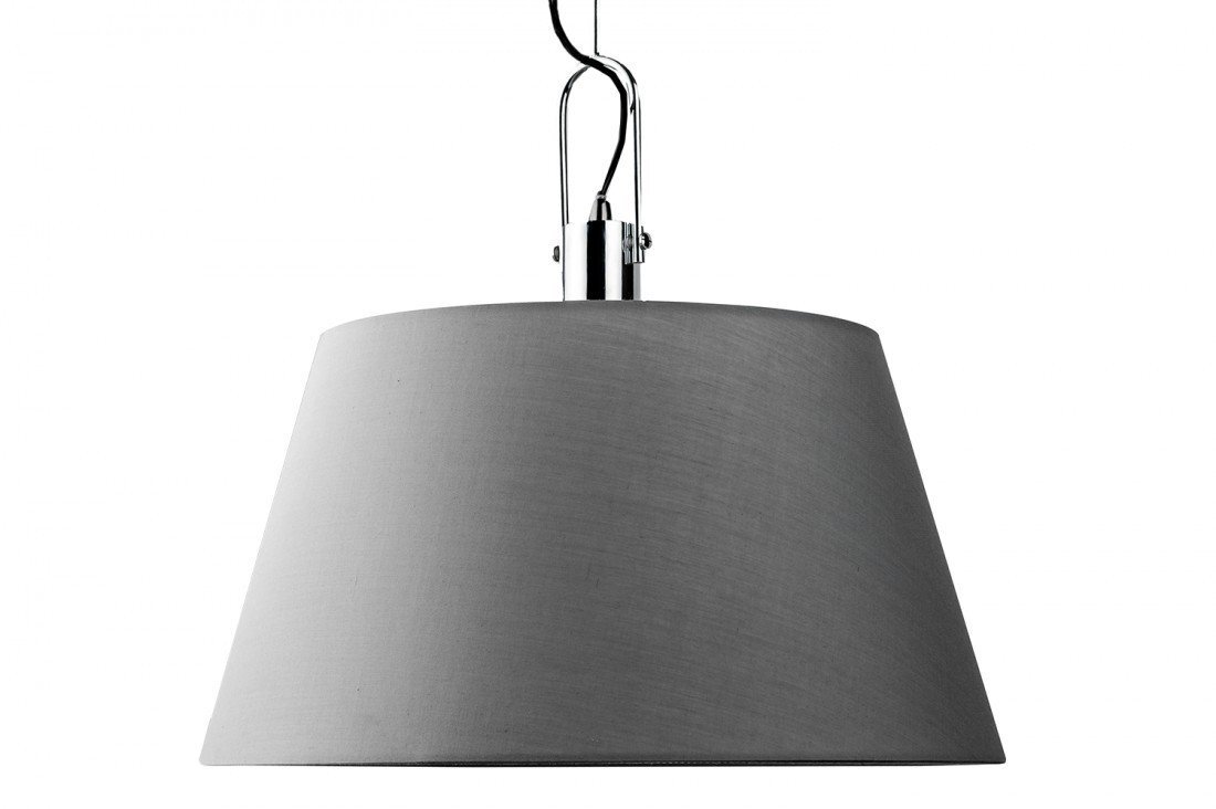 Na obrazie widoczna jest lampa wisząca z szarym, stożkowym kloszem i metalowym uchwytem. Lampa ma nowoczesny design i jest przeznaczona do wnętrz mieszkalnych.