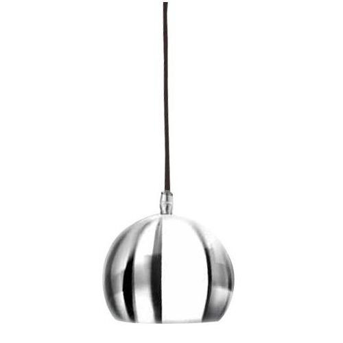 Na obrazie widoczna jest nowoczesna lampa wisząca o metalicznym, połyskującym kloszu w kształcie półkuli, zawieszona na cienkim przewodzie.