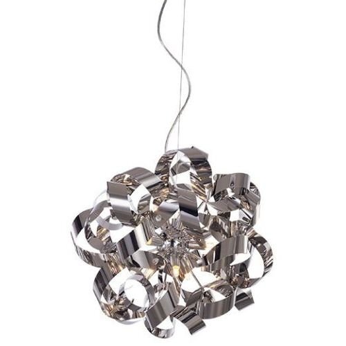 Lampa wisząca o nowoczesnym designie, wykonana z metalowych, błyszczących elementów tworzących kulistą formę. Przewód zasilający jest cienki i srebrny.