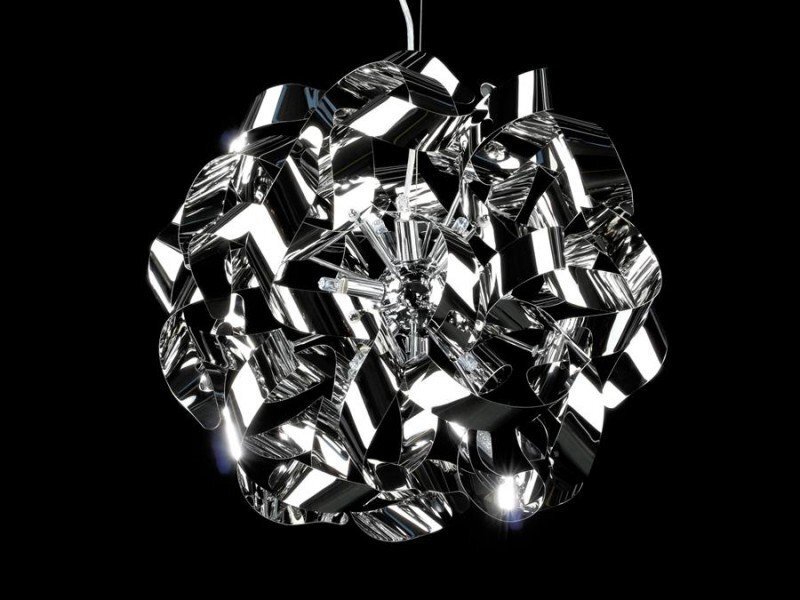 Lampa wisząca o nowoczesnym designie, składająca się z wielu błyszczących, metalicznych elementów tworzących kulisty kształt. Tło jest czarne, co podkreśla połysk i złożoność konstrukcji lampy.