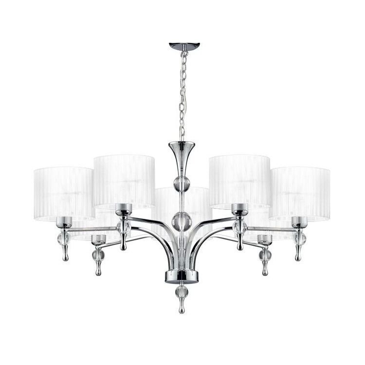Lampa wisząca z siedmioma białymi kloszami i metalową konstrukcją w kolorze srebrnym. Elementy dekoracyjne w postaci przezroczystych kul i stożków.