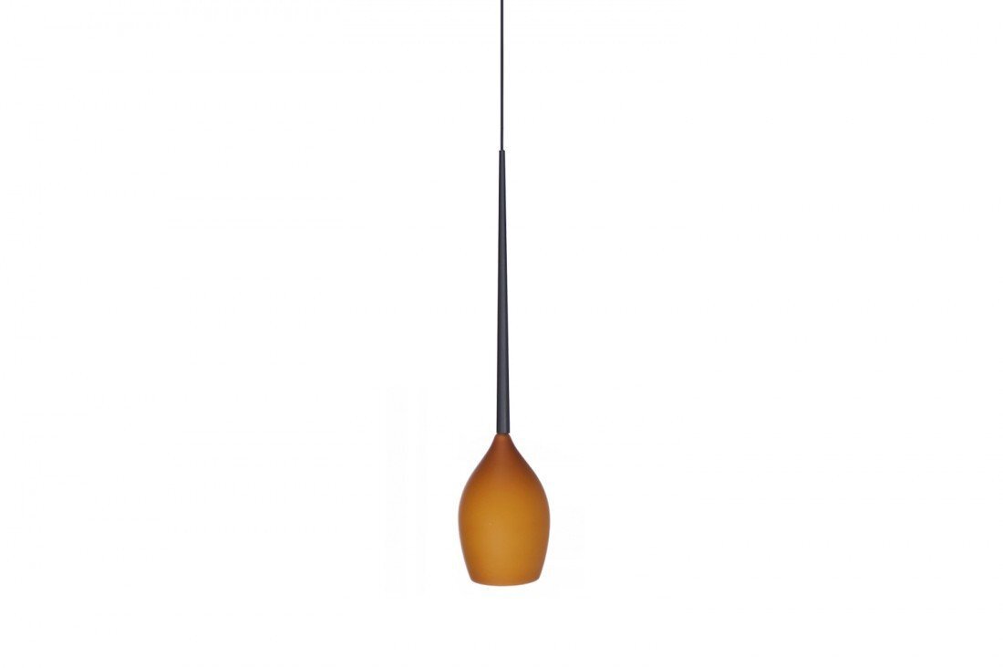 Lampa wisząca o smukłym, czarnym przewodzie i bursztynowym kloszu w kształcie kropli.