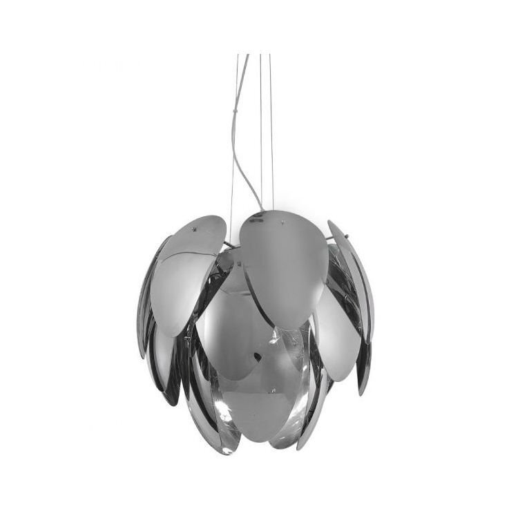Lampa wisząca o nowoczesnym designie, składająca się z metalowych, błyszczących elementów przypominających płatki. Lampa zawieszona jest na cienkich przewodach.