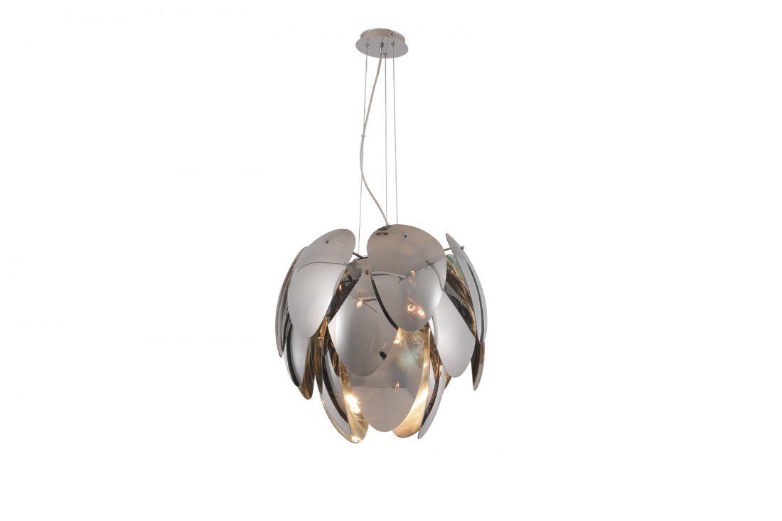 Lampa wisząca o nowoczesnym designie, składająca się z metalowych, zaokrąglonych elementów tworzących kulisty kształt. Światło wydobywa się z wnętrza lampy, tworząc efektowne refleksy na powierzchni elementów.