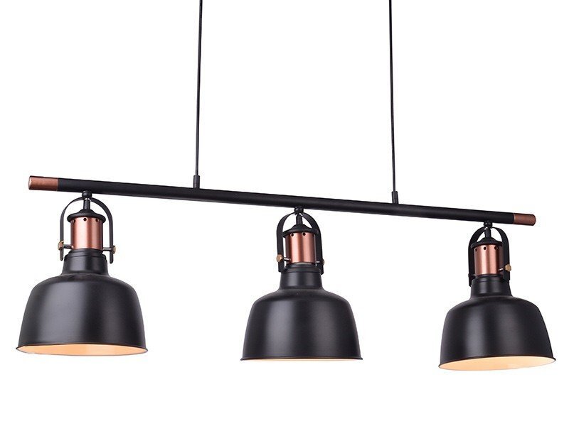 Na obrazie widoczna jest czarna lampa wisząca z trzema kloszami, zamocowana na poziomej belce. Klosze mają miedziane elementy dekoracyjne.