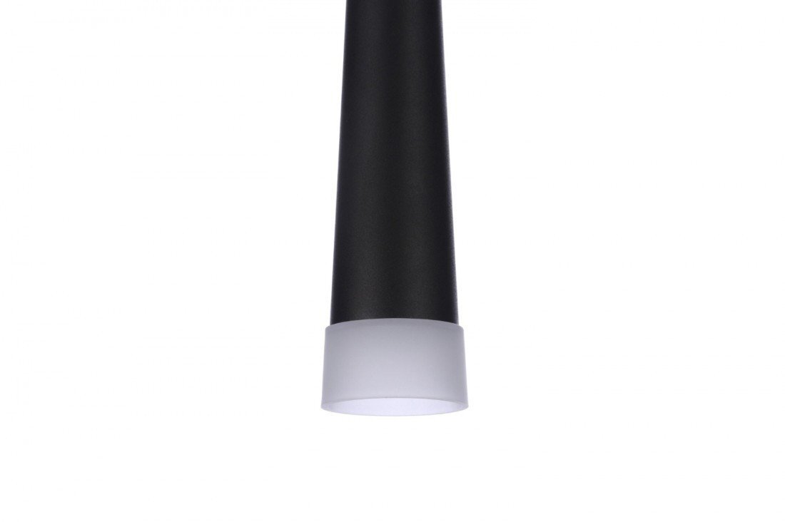 Czarny, stożkowy element lampy z białym zakończeniem. Lampa ma nowoczesny design.