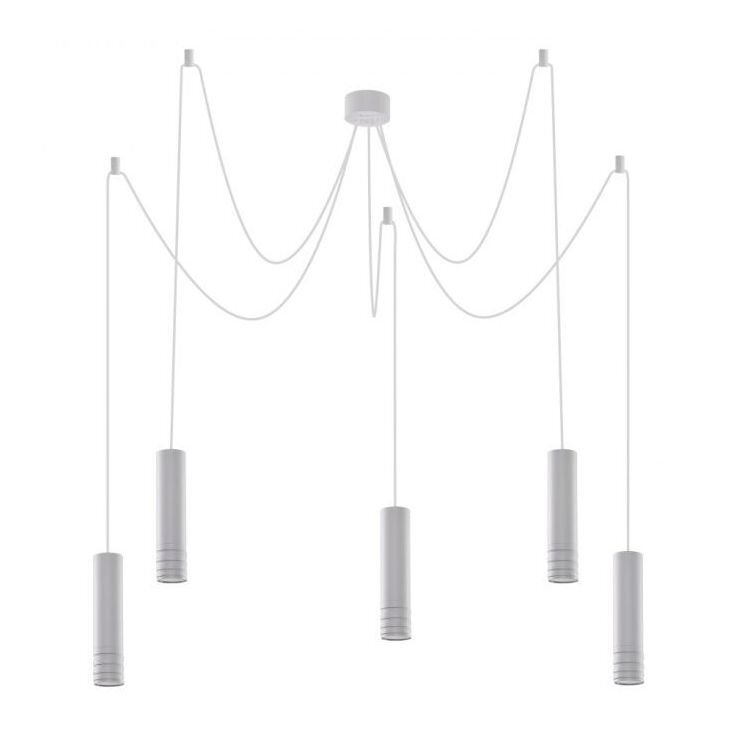 Na obrazie widoczna jest nowoczesna lampa wisząca z pięcioma punktami świetlnymi, zawieszona na cienkich przewodach. Lampa ma minimalistyczny design i jest w kolorze białym.