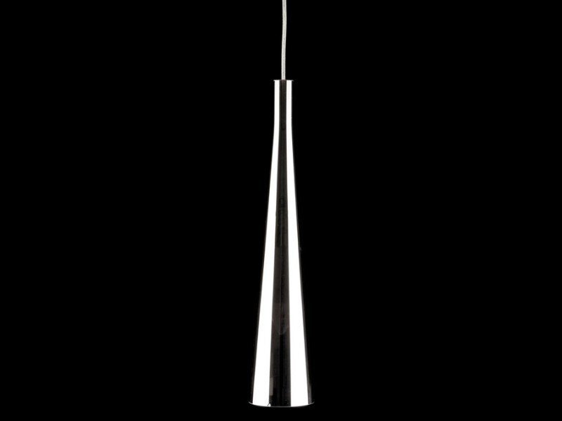 Lampa wisząca o stożkowym kształcie, wykonana z błyszczącego metalu, zawieszona na cienkim przewodzie na czarnym tle.