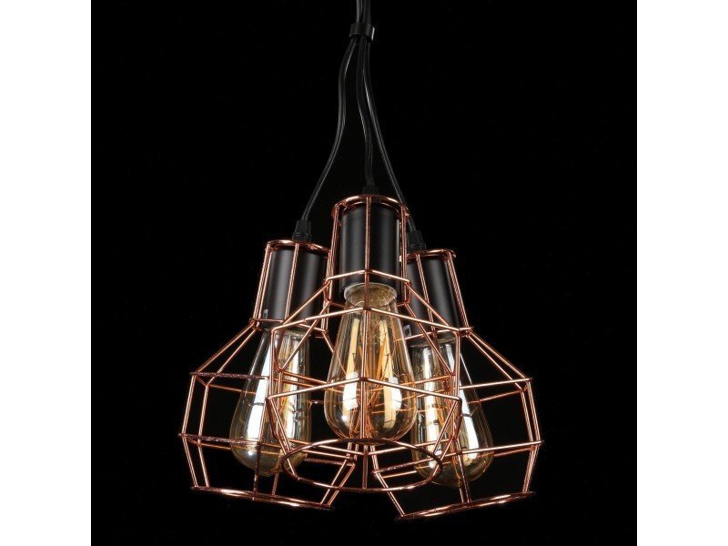 Lampa wisząca z siedmioma żarówkami w metalowej, miedzianej oprawie o geometrycznym kształcie. Tło jest czarne, co podkreśla nowoczesny design lampy.