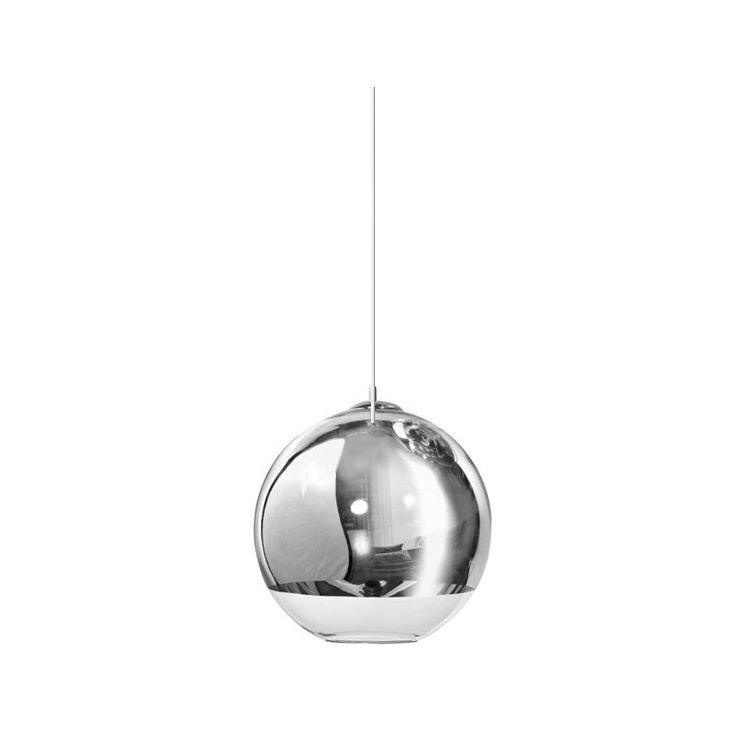 Na obrazie widoczna jest srebrna, kulista lampa wisząca z gładką, błyszczącą powierzchnią. Lampa zawieszona jest na cienkim przewodzie.