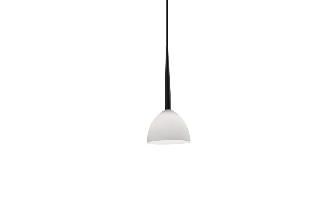 Lampa wisząca z białym kloszem w kształcie półkuli i czarnym, smukłym uchwytem. Produkt zawieszony na cienkim przewodzie.