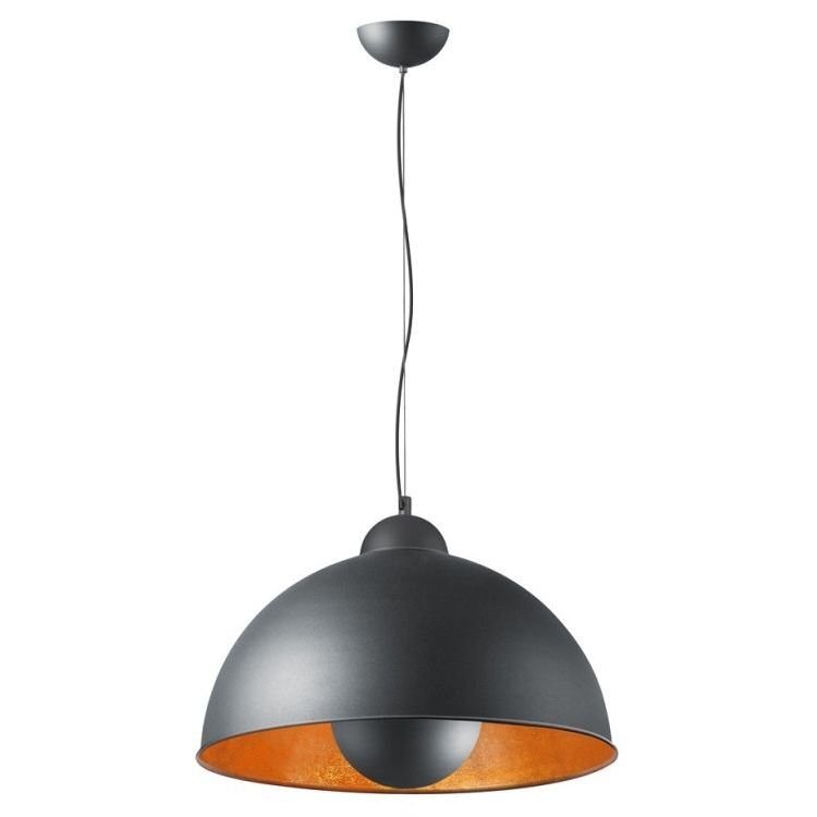 Lampa wisząca o nowoczesnym designie z czarnym, półkulistym kloszem i złotym wnętrzem. Zawieszona na cienkim przewodzie z czarną podsufitką.