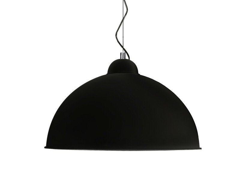 Czarna, półokrągła lampa wisząca z metalowym wykończeniem i widocznym przewodem zasilającym. Lampa ma nowoczesny design i jest przeznaczona do wnętrz.