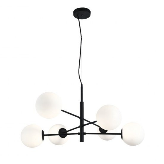 Lampa wisząca z sześcioma kulistymi kloszami w kolorze białym, zamocowana na czarnej metalowej konstrukcji. Lampa jest zawieszona na cienkim przewodzie z okrągłą podsufitką.