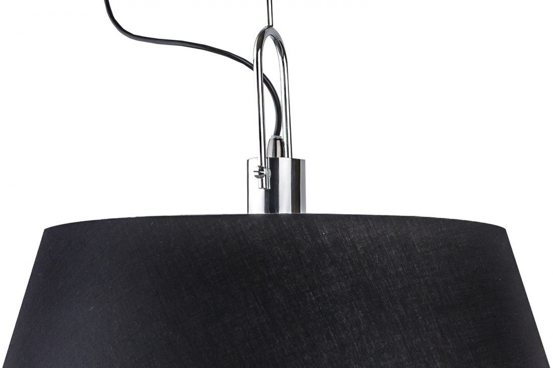 Czarna lampa wisząca z metalowym uchwytem i przewodem elektrycznym. Klosz ma prosty, elegancki design.