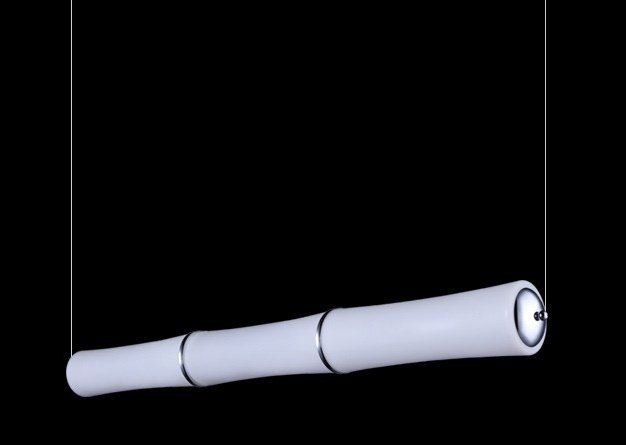 Lampa wisząca LED o nowoczesnym designie, przypominająca segmenty bambusa, zawieszona na cienkich linkach. Lampa ma biały kolor z metalicznymi akcentami na łączeniach segmentów.