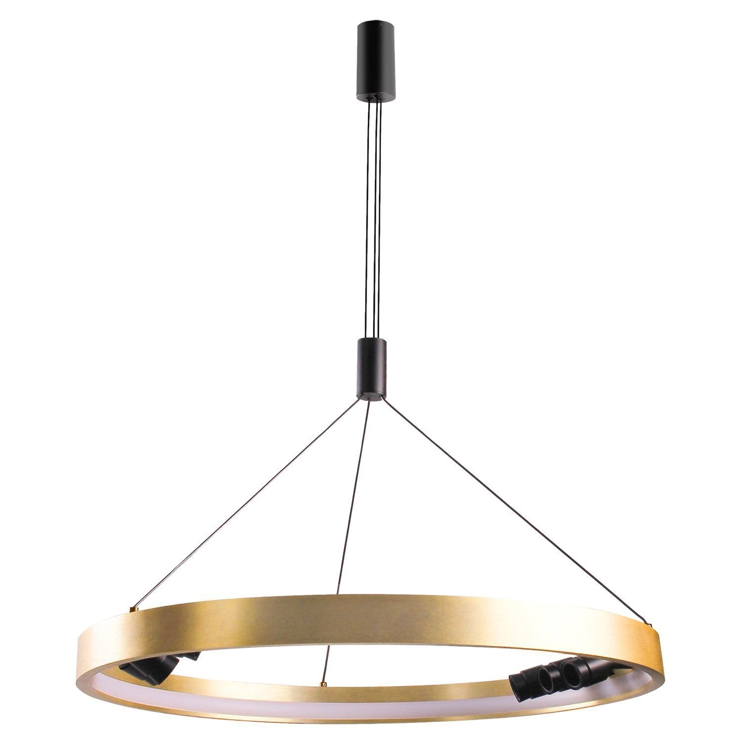 Na obrazie widoczna jest nowoczesna lampa wisząca w kształcie okręgu, wykonana z metalu w złotym kolorze. Lampa jest zawieszona na cienkich czarnych przewodach, a jej wnętrze wyposażone jest w źródła światła LED.
