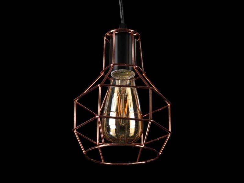 Lampa wisząca z metalowym kloszem w kształcie geometrycznej klatki, w kolorze miedzianym, z widoczną żarówką wewnątrz. Tło jest czarne, co podkreśla elegancki design lampy.