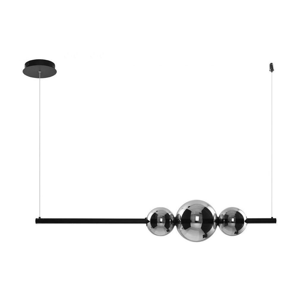 Lampa wisząca z trzema kulistymi kloszami w kolorze srebrnym, zawieszona na cienkich linkach. Konstrukcja jest minimalistyczna z czarnymi elementami.