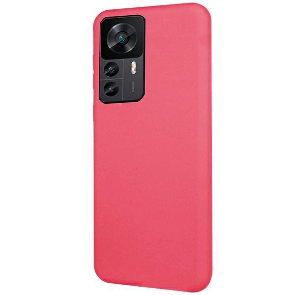 Różowe etui na telefon z wycięciem na aparat fotograficzny z trzema obiektywami i lampą błyskową.