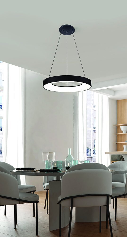 Nowoczesna lampa wisząca LED o czarnym wykończeniu zawieszona nad stołem w eleganckim wnętrzu jadalni. W tle widoczne są duże okna i półki z naczyniami.