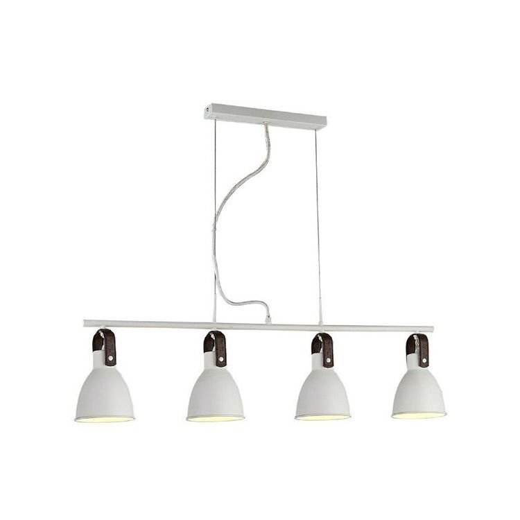 Na obrazie widoczna jest lampa wisząca z czterema białymi kloszami zamocowanymi na prostokątnej belce. Lampa jest zawieszona na dwóch cienkich przewodach przymocowanych do prostokątnej podstawy sufitowej.