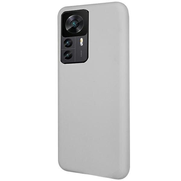 Przezroczyste etui na telefon z widocznym wycięciem na aparat fotograficzny z trzema obiektywami i lampą błyskową. Etui ma gładką powierzchnię i jest dopasowane do kształtu telefonu.
