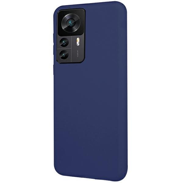 Granatowe etui na telefon z trzema wycięciami na aparaty fotograficzne i lampę błyskową.