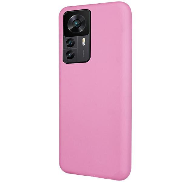 Jasnoróżowe etui na telefon z wycięciem na aparat fotograficzny z trzema obiektywami i lampą błyskową.