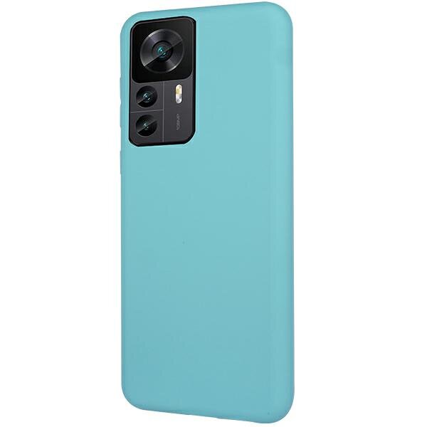 Obraz przedstawia niebieskie etui na telefon z trzema wycięciami na aparaty fotograficzne. Etui ma gładką powierzchnię i zaokrąglone krawędzie.