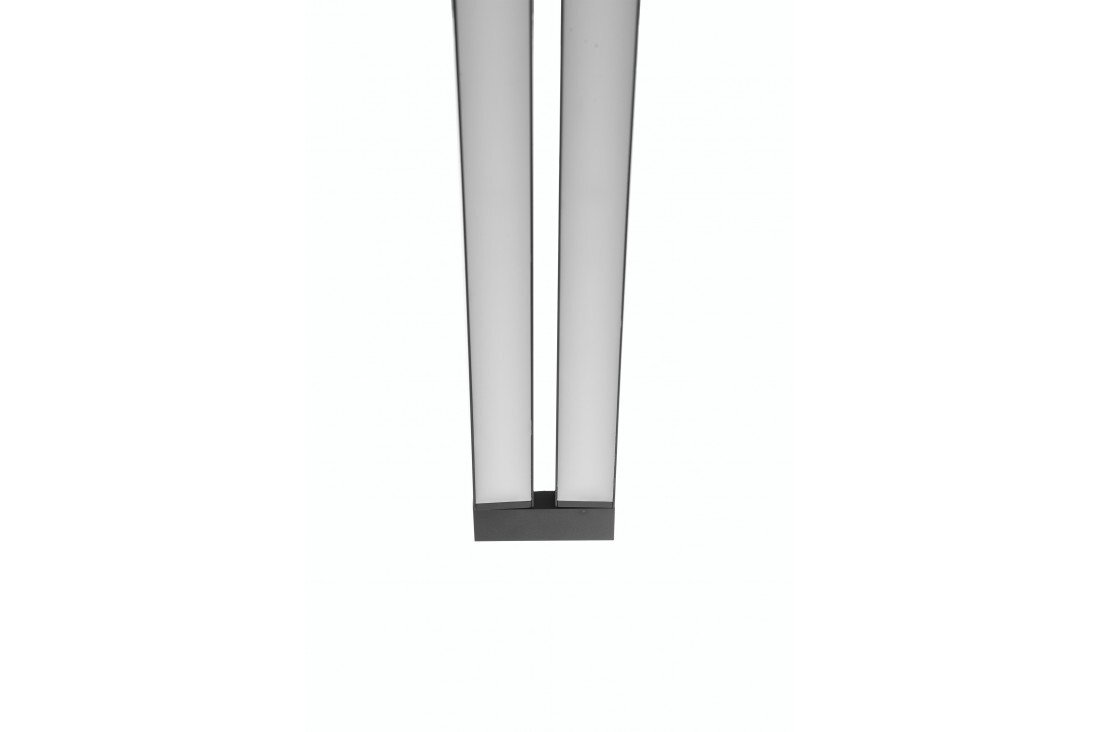Obraz przedstawia fragment nowoczesnej lampy wiszącej o prostokątnym kształcie z dwoma pionowymi panelami świetlnymi. Lampa ma minimalistyczny design z ciemnym obramowaniem.