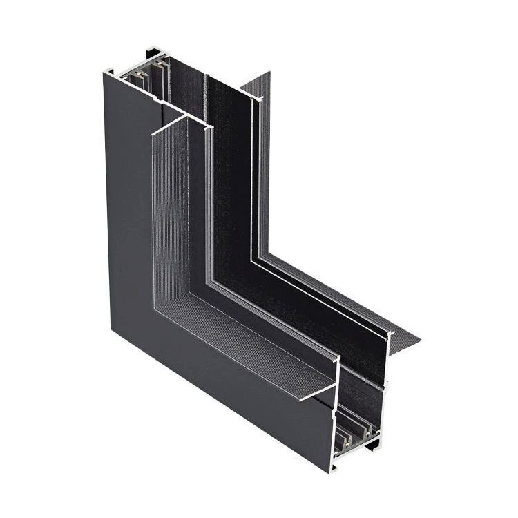 Obraz przedstawia czarny, kątowy łącznik szynowy wykonany z metalu, przeznaczony do szyn magnetycznych. Produkt ma kształt litery \'L\' z widocznymi detalami konstrukcyjnymi.