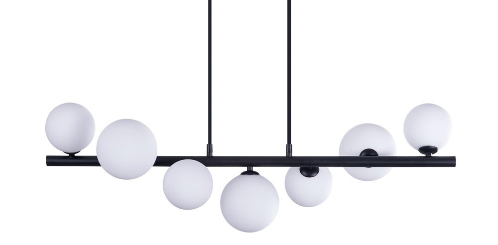 Lampa wisząca z siedmioma kulistymi kloszami w kolorze białym, zamocowanymi na czarnym, poziomym pręcie. Lampa jest zawieszona na trzech cienkich przewodach.