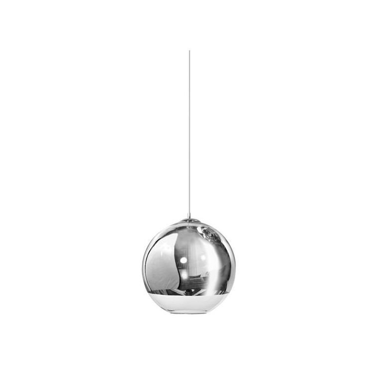 Lampa wisząca w kształcie srebrnej kuli z gładką, błyszczącą powierzchnią. Zawieszona jest na cienkim przewodzie.