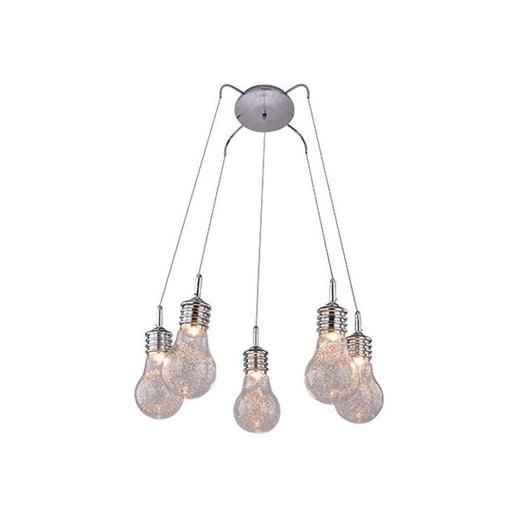 Lampa wisząca z pięcioma żarówkami w kształcie dużych żarówek, zawieszona na cienkich przewodach z okrągłej podstawy sufitowej. Żarówki mają dekoracyjne, metaliczne wykończenie na górze.