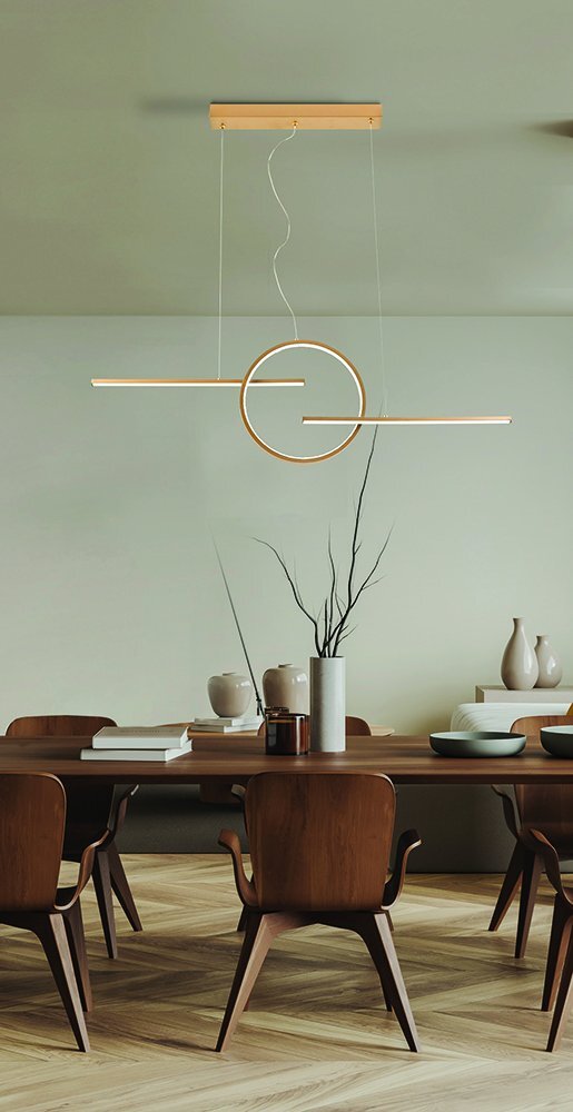 Nowoczesna lampa wisząca LED z okrągłym i liniowym elementem wisi nad eleganckim stołem w jadalni. W tle widoczne są dekoracyjne wazony i krzesła o drewnianym wykończeniu.