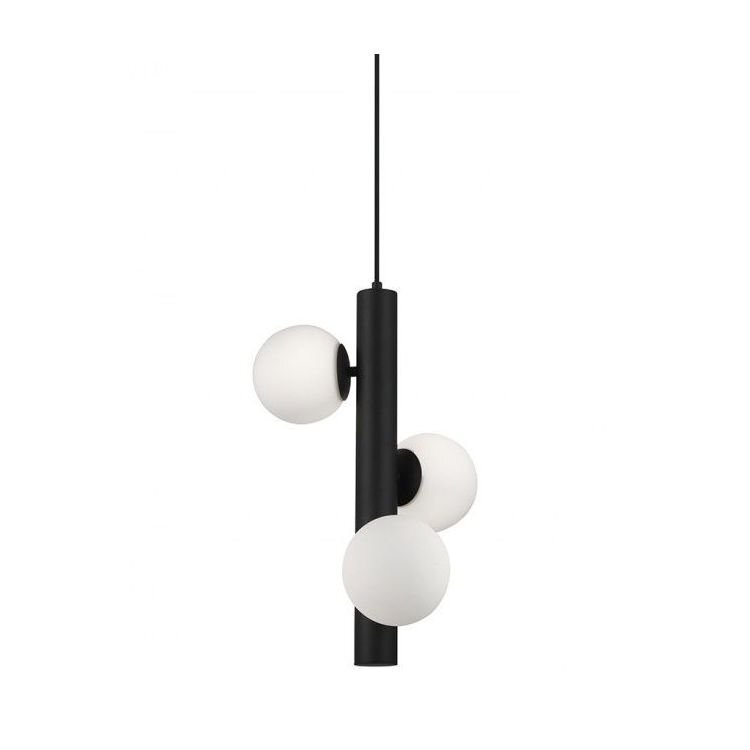 Lampa wisząca z czarnym cylindrycznym korpusem i trzema białymi, kulistymi kloszami. Lampa jest zawieszona na cienkim przewodzie.