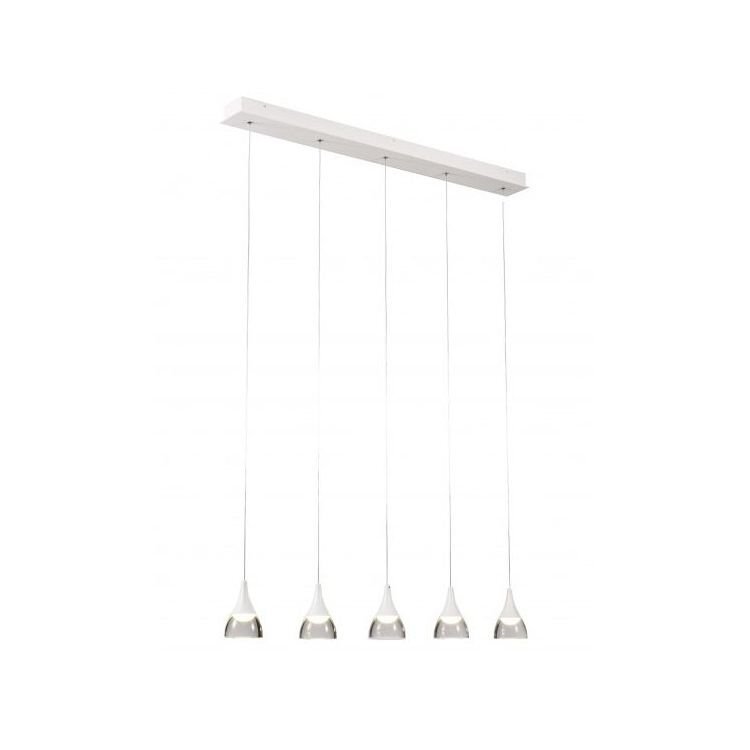 Na obrazie widoczna jest lampa wisząca z pięcioma punktami świetlnymi, zawieszona na cienkich przewodach. Każdy klosz ma kształt stożka z metalicznym wykończeniem.
