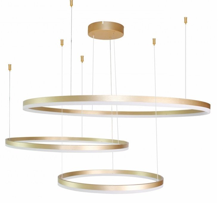 Lampa wisząca LED składająca się z trzech złotych pierścieni o różnych średnicach, zawieszonych na cienkich przewodach. Każdy pierścień ma białą wewnętrzną krawędź, a całość jest przymocowana do okrągłej podsufitki.